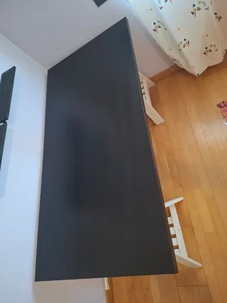 Mesa de madera negra y patas caballete