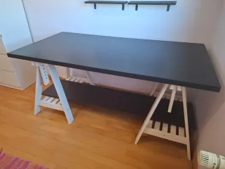 Mesa de madera negra y patas caballete