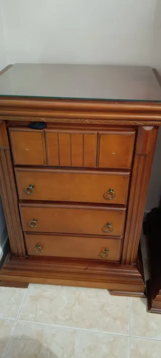 Mesita de noche de madera con tapa de cristal