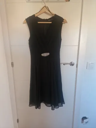 Vestido de fiesta negro con pedrería