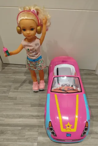 Nancy con coche deportivo rosa