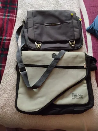 Dos carteras tamaño portátil grande...