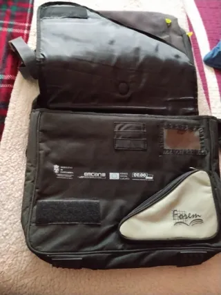 Dos carteras tamaño portátil grande...