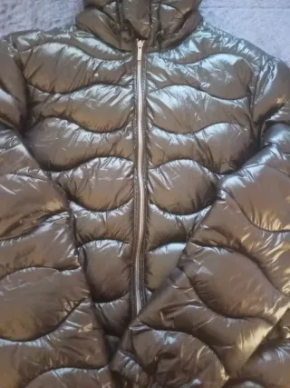 Plumífero negro con capucha