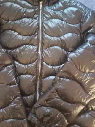 Plumífero negro con capucha