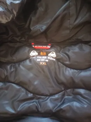 Plumífero negro con capucha