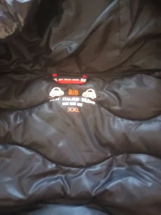 Plumífero negro con capucha