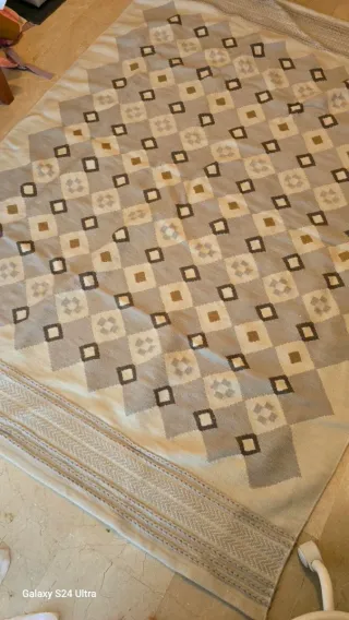 Alfombra de lana beige y gris