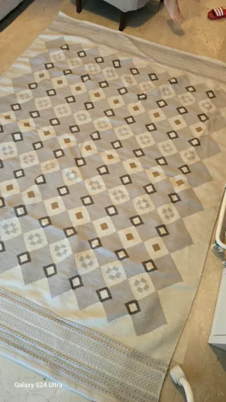 Alfombra de lana beige y gris