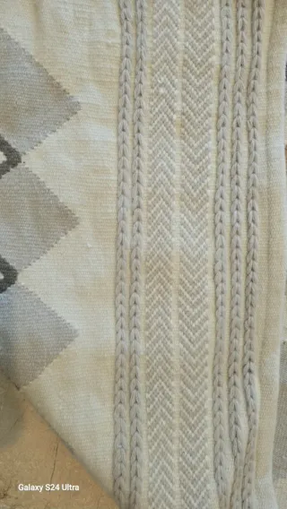 Alfombra de lana beige y gris