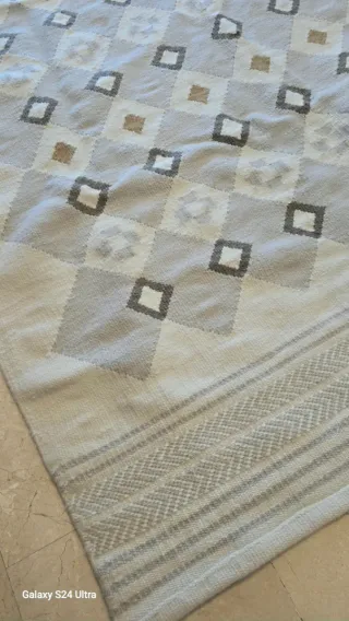 Alfombra de lana beige y gris