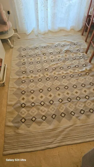 Alfombra de lana beige y gris