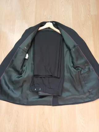 Traje de hombre negro y traje de hombre gris