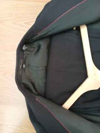 Traje de hombre negro y traje de hombre gris