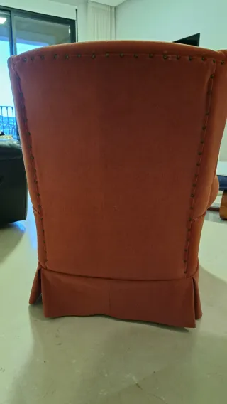 Sillón orejero color anaranjado de tela muy suave