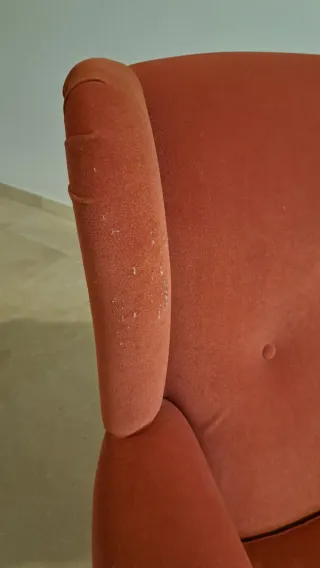 Sillón orejero color anaranjado de tela muy suave