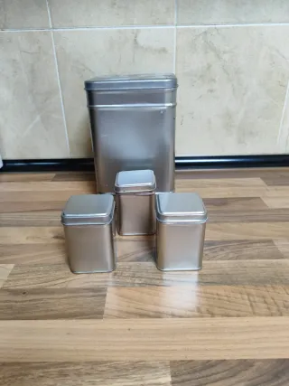 Cajas metálicas plateadas