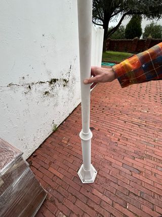 Farola de jardín de metal blanca