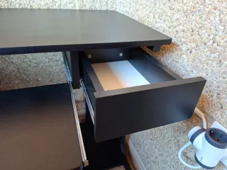 Mesa ordenador negra con cajón y bandeja.