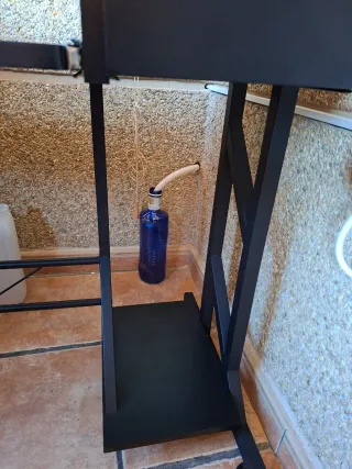 Mesa ordenador negra con cajón y bandeja.