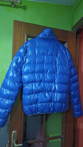 Plumón reversible azul y naranja.