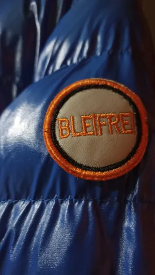 Plumón reversible azul y naranja.