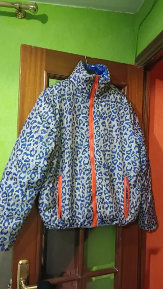 Plumón reversible azul y naranja.