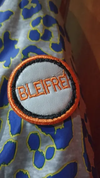 Plumón reversible azul y naranja.