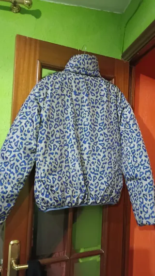 Plumón reversible azul y naranja.