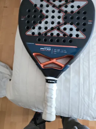 Pala Nox AT10 Genius 18K Agustín Tapia