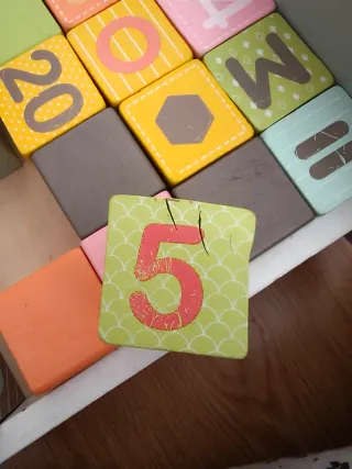 Andador infantil de madera con bloques