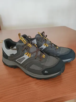 Zapatillas trekking Quechua grises y amarillas