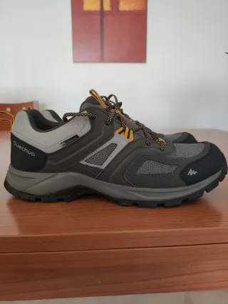 Zapatillas trekking Quechua grises y amarillas