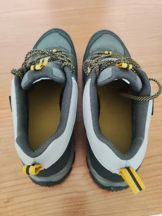 Zapatillas trekking Quechua grises y amarillas