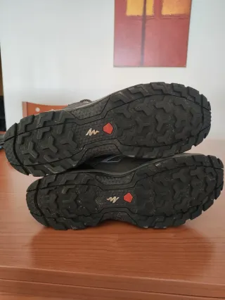 Zapatillas trekking Quechua grises y amarillas