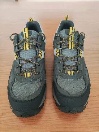 Zapatillas trekking Quechua grises y amarillas