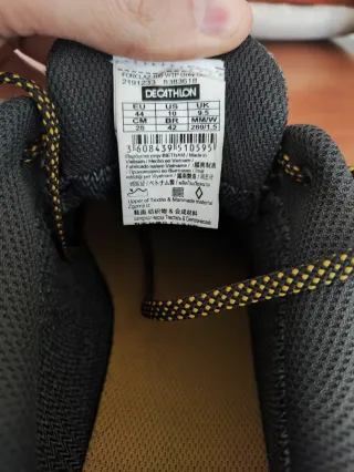 Zapatillas trekking Quechua grises y amarillas