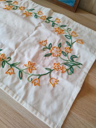 Camino de mesa bordado a mano flores naranjas