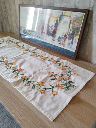 Camino de mesa bordado a mano flores naranjas