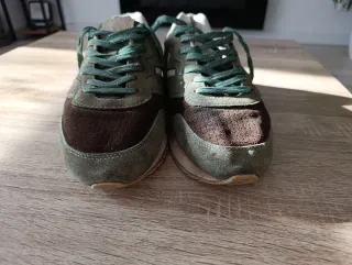 Zapatillas deportivas marrones y verdes