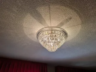 Lámpara de araña de cristal y metal