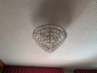 Lámpara de araña de cristal y metal