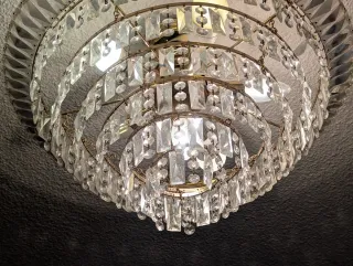 Lámpara de araña de cristal y metal