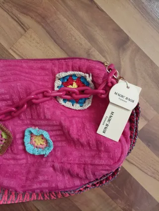 Bolso italiano rosa con cadena y parches