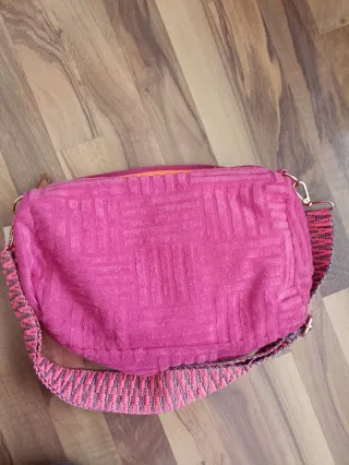 Bolso italiano rosa con cadena y parches