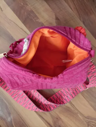 Bolso italiano rosa con cadena y parches
