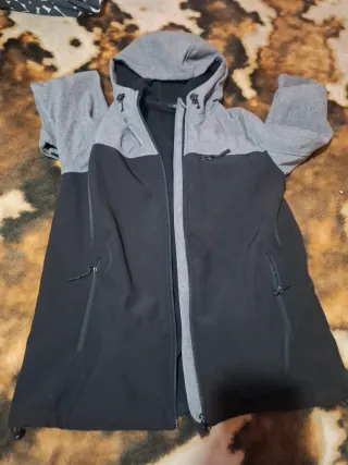 Abrigo con capucha gris y negro