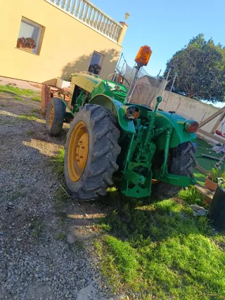 Tractor John Deere 515 más cultivador