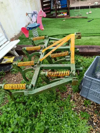 Tractor John Deere 515 más cultivador