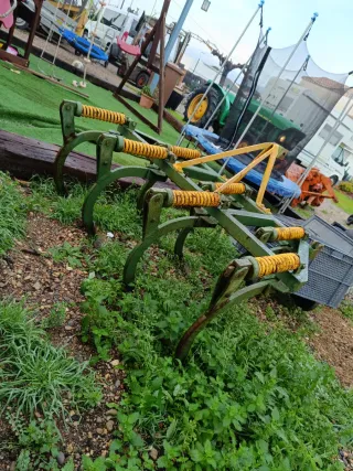 Tractor John Deere 515 más cultivador